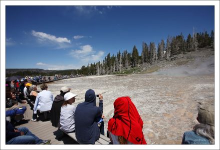 Люди в ожидании извержения гейзера West Triplet.