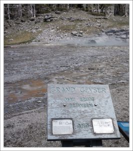 Табличка с предсказанием возможного времени извержения гейзера Grand.