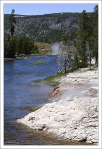 Берега Огненной реки (Firehole river).