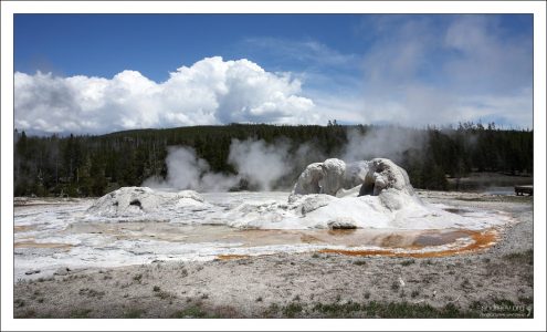Гейзер "Грот" (Grotto geyser).