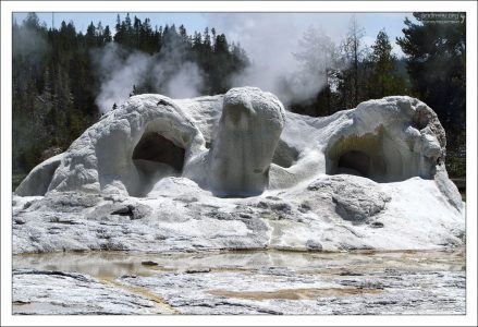 Grotto geyser, он же “Физиономия лешего” .
