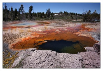 Извержение гейзера невозможно без наличия вертикальных или наклонных трещин в земле, резервуаров, заполняемых грунтовыми водами.