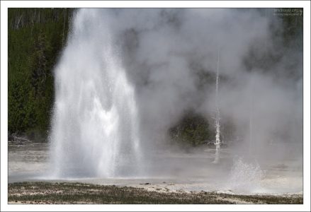 Гейзер "Ракета" (Rocket) всегда извергается вместе с гейзером "Грот" (связаны под землей).