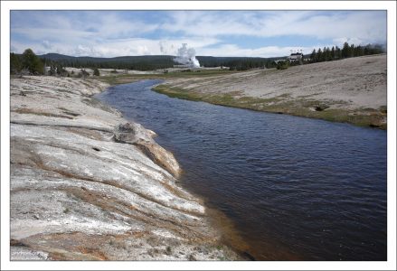 Температура в реке Firehole river достигает 30 градусов по Цельсию.