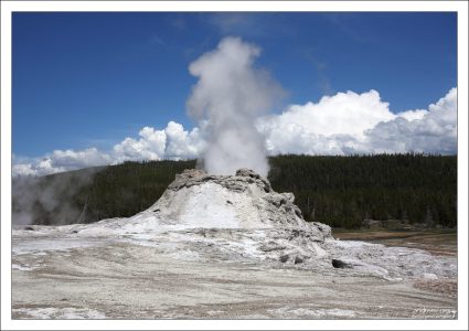 Гейзер Castle извергается каждые 9-10 часов.