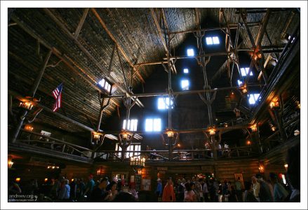 Внутри гостиницы Old Faithful Inn.