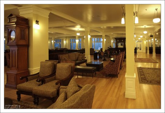 В фойе гостиницы Lake Yellowstone Hotel.