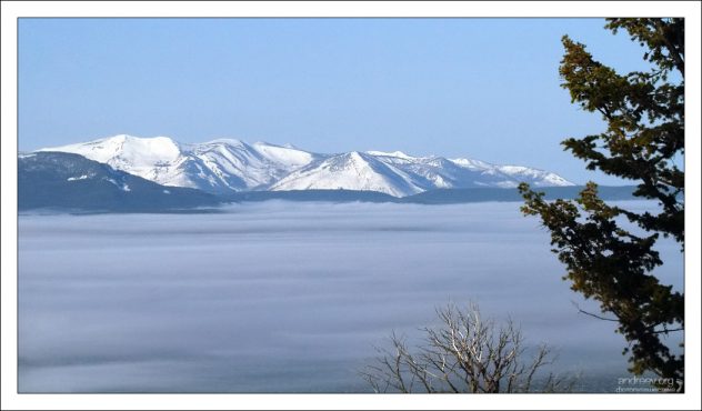 Утренний туман над озером Йеллоустоун.