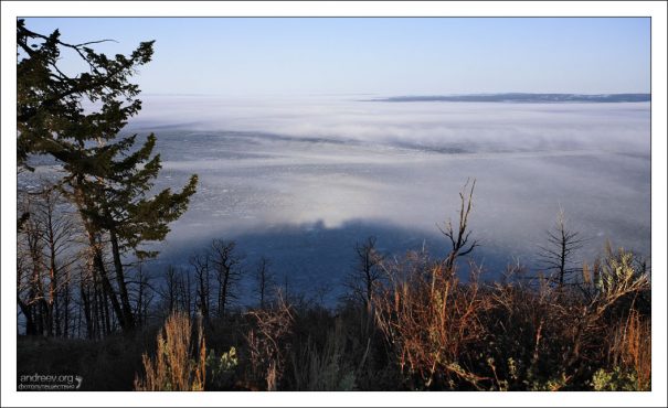 Брокенский фантом - тень наблюдателя на поверхности облаков (тумана) в направлении, противоположном Солнцу. Озеро Йеллоустоун.