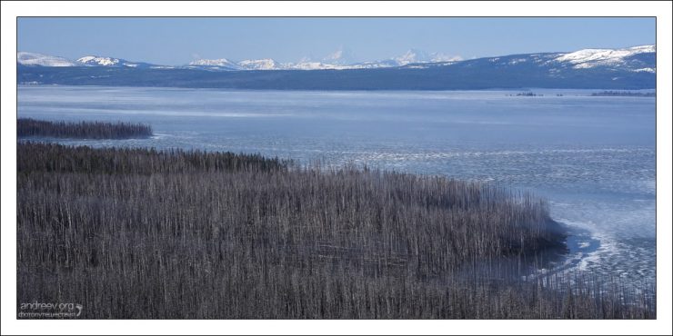 Берга озера Yellowstone.