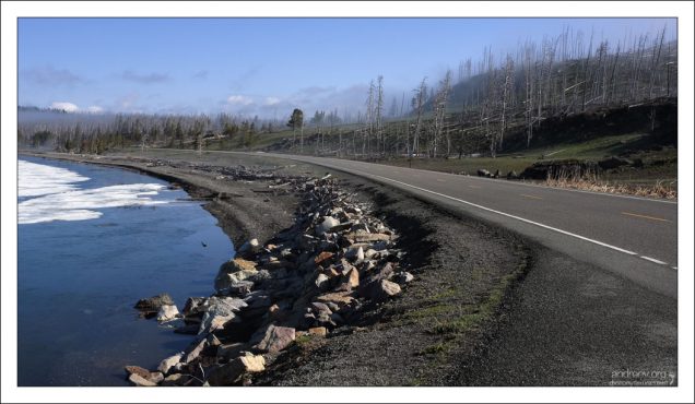 Дорога по северному краю озера Йеллоустоун.