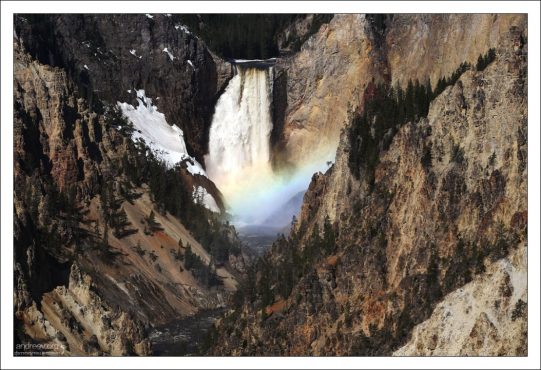 Водопад Lower Yellowstone Falls.
