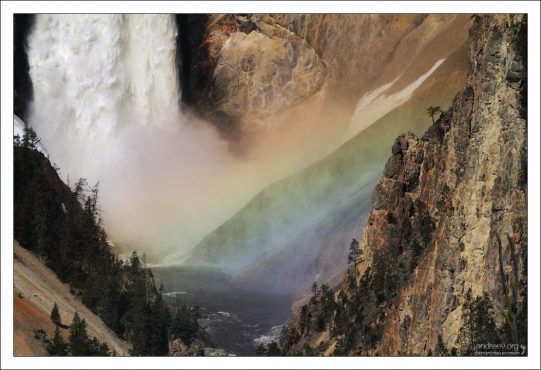 Радуга у подножия Lower Yellowstone Falls.