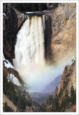 Крошечные фигурки людей на верхней площадке над водопадом.