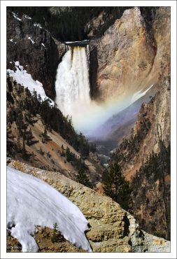 Водопад, радуга, и снег.