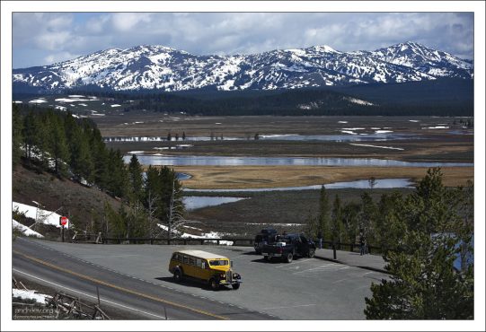 Наш экскурсионный автомобиль от White Motor Company на парковке в центре долины Hayden.