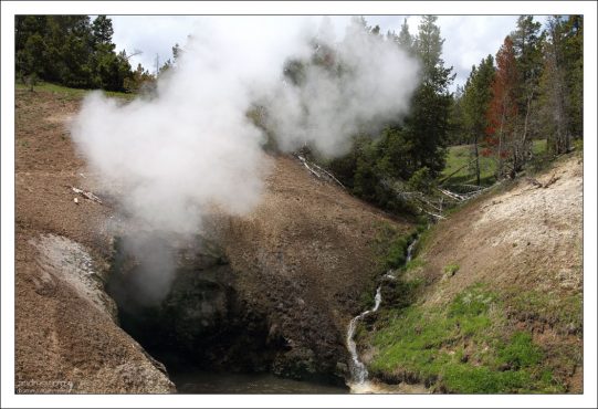 Горячий источник "Пасть дракона" ("Dragon Mouth spring").