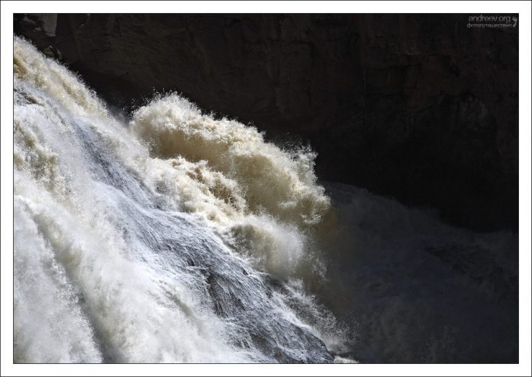 Пенистый поток водопада Gibbon.