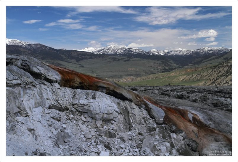 Травертиновый холм на Мамонтовых террасах.