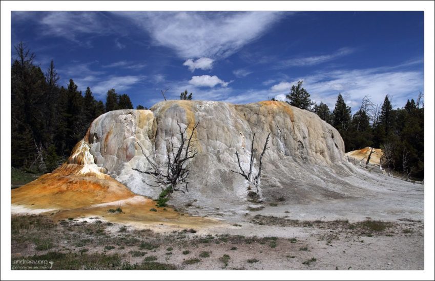 Курган Orange Spring Mound сбоку похож на мамонта.