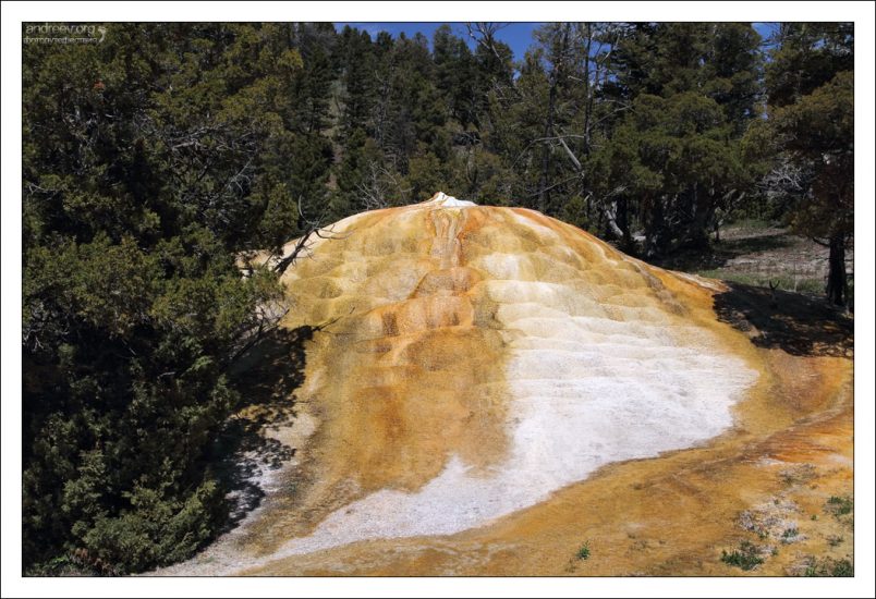 Часть оранжевого кургана с другой стороны дороги.