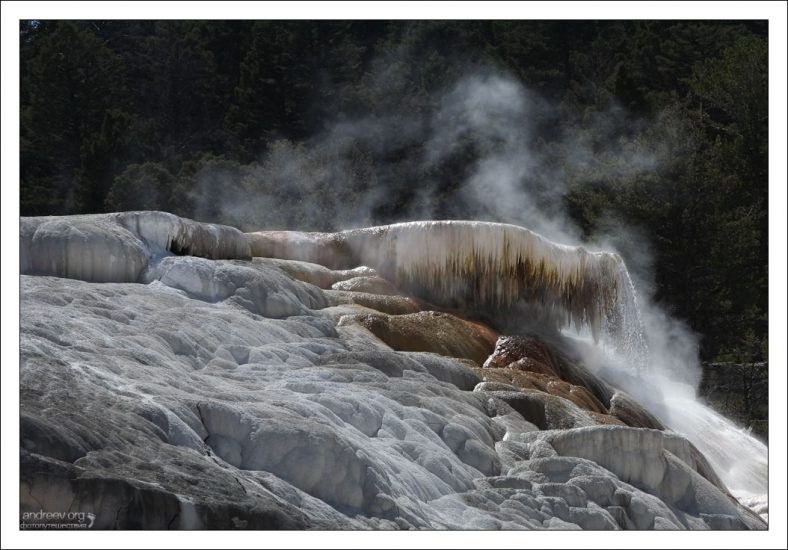 Сосульки из травертина на террасе Palette spring.