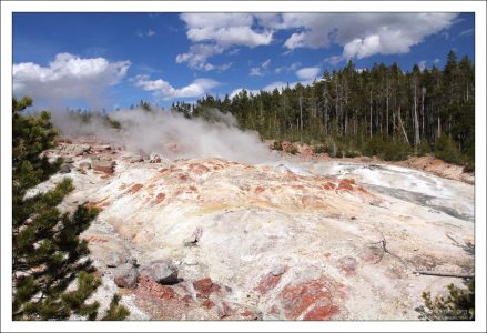 Дымящий гейзер "Пароход" ("Steamboat").