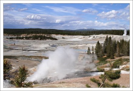 Гейзеры в Фарфоровой долине образовались в результате небольших гидротермальных взрывов.
