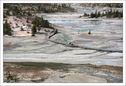 Тропы проходят по мосткам, расположенным в полуметре от хрупкой поверхности.