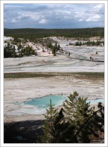 Фарфоровая долина - полностью открытая местность просто-таки набитая сотнями шипящих геотермальных диковинок.