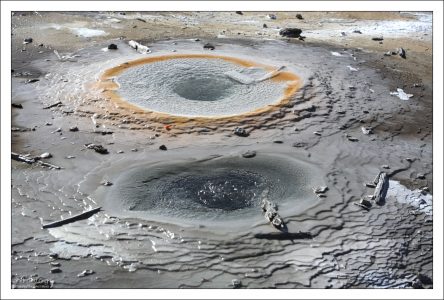 Вышедший на поверхность минерал гейзерит.