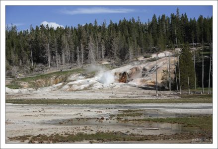 Рядом с главной шахтой гейзера "Ledge" расположено пять других.