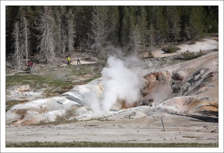 Гейзер “Ledge” расположен под крутым балконом старого гейзерита.
