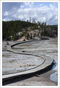 Мостки над хрупкой почвой Фарфоровой долины.