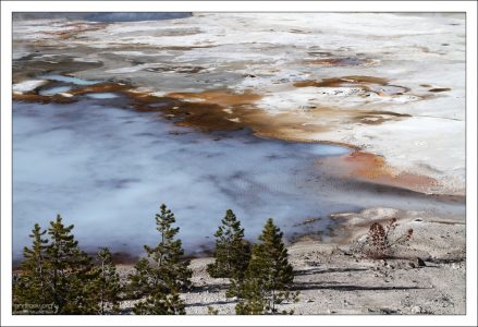 Наиболее быстро меняющаяся область парка, где главную роль играет минерал гейзерит.