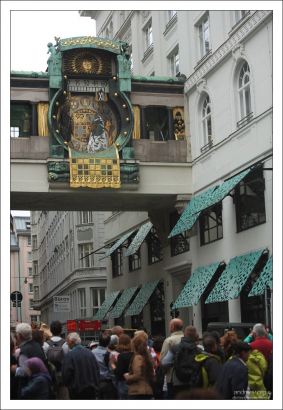 Музыкальные часы Анкерур и туристы.