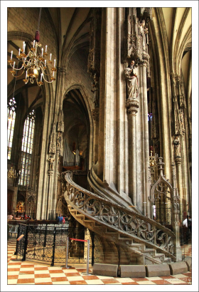 Кафедра для епископа с извитой лестницей в соборе Св. Стефана.