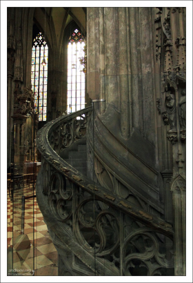 Декоративная лестница на кафедре епископа.