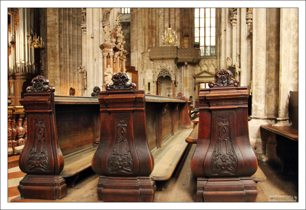Молитвенные скамьи в соборе Св. Стефана.