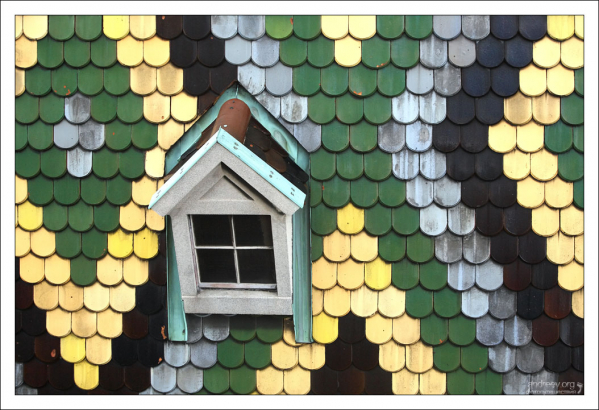 Черепица разных цветов. Крыша собора Св. Стефана.