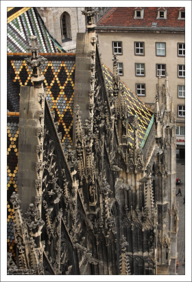 В один из шпилей на соборе Св. Стефана вделано турецкое пушечное ядро.