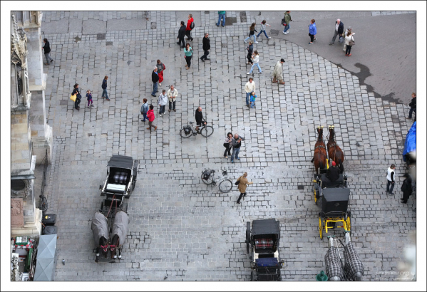 Вид с высоты Южной башни на площадь перед собором Св. Стефана.