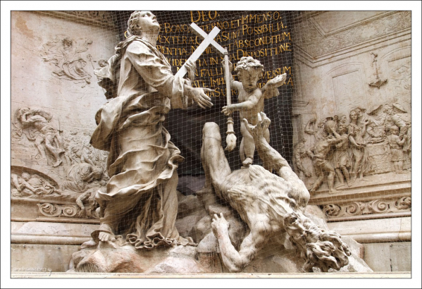 Вера с ангелочком сталкивают в бездну безобразную старуху, изображающую Чуму. Чумной столб.