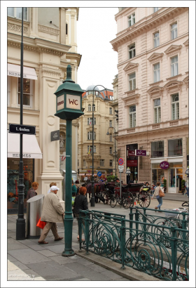 Общественный туалет в стиле арт-нуво – с панелями красного дерева и канделябрами.