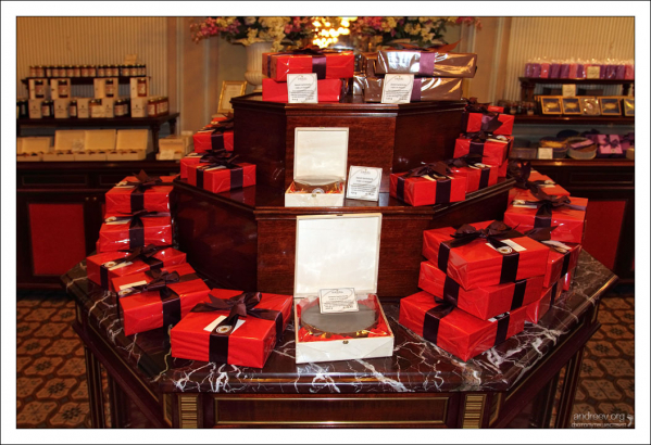 Коробки с конфетами и тортами в магазине Meinl am Graben.