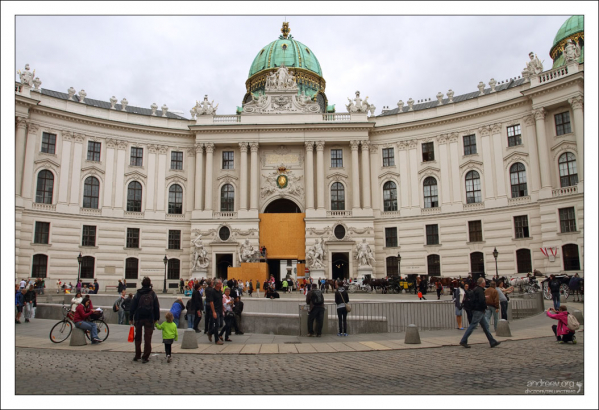 Площадь Michaelerplatz и фасад дворца Хофбург.