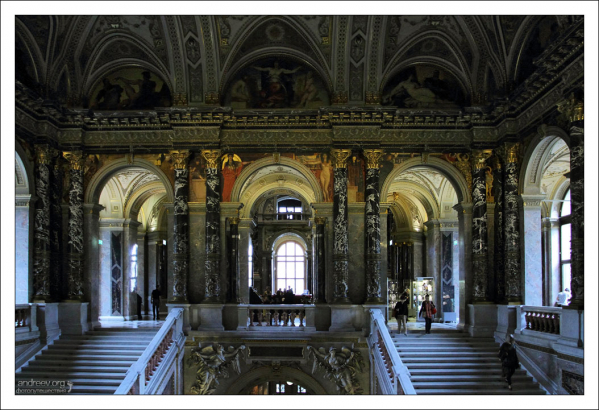 На входе в Музей истории искусств (Kunsthistorisches Museum).