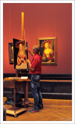 Художник-копиист за работой.