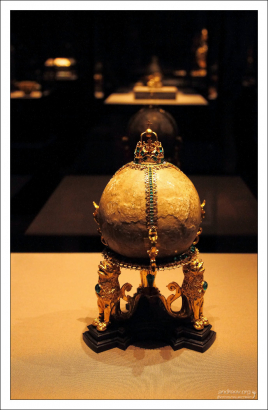 Ян Вермейен: Безоар в оправе из золота, изумрудов, рубинов. Высота: 25,5 см.