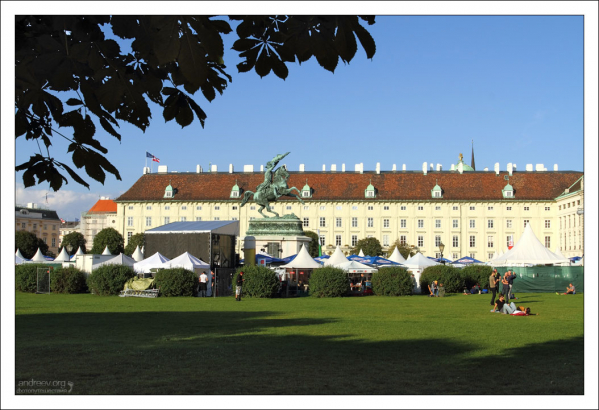 Лужайка перед дворцом Хофбург.